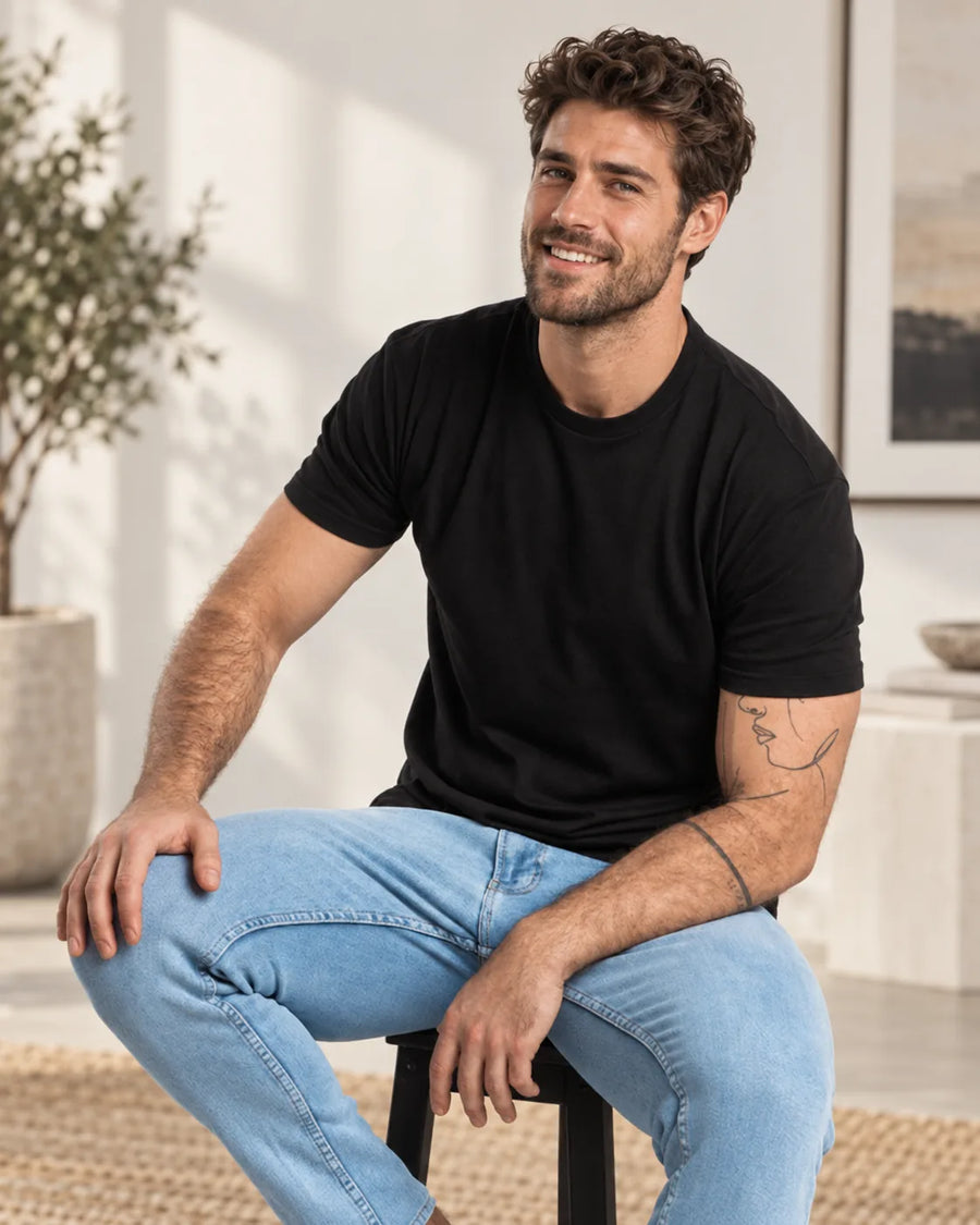 Čierne tričko KOLP Essential – na sediacom modelovi